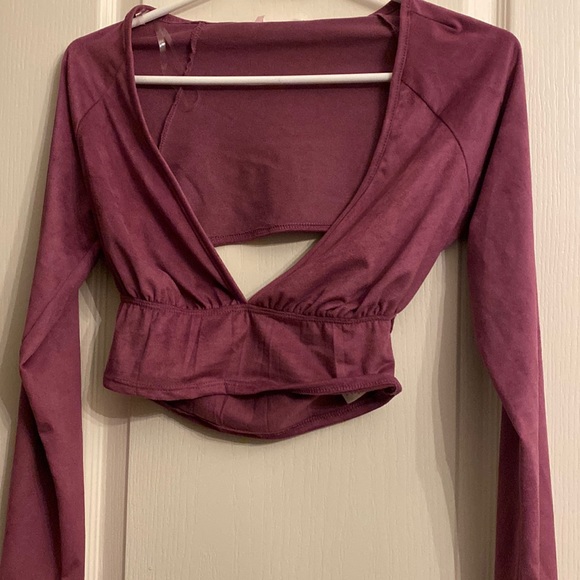 Dark magenta cropped long sleeve with open back - Picture 1 of 2